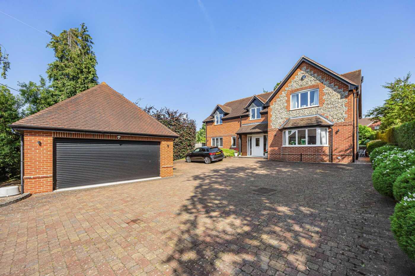 5 bed property in Horsepond Road, Gallowstree Common,